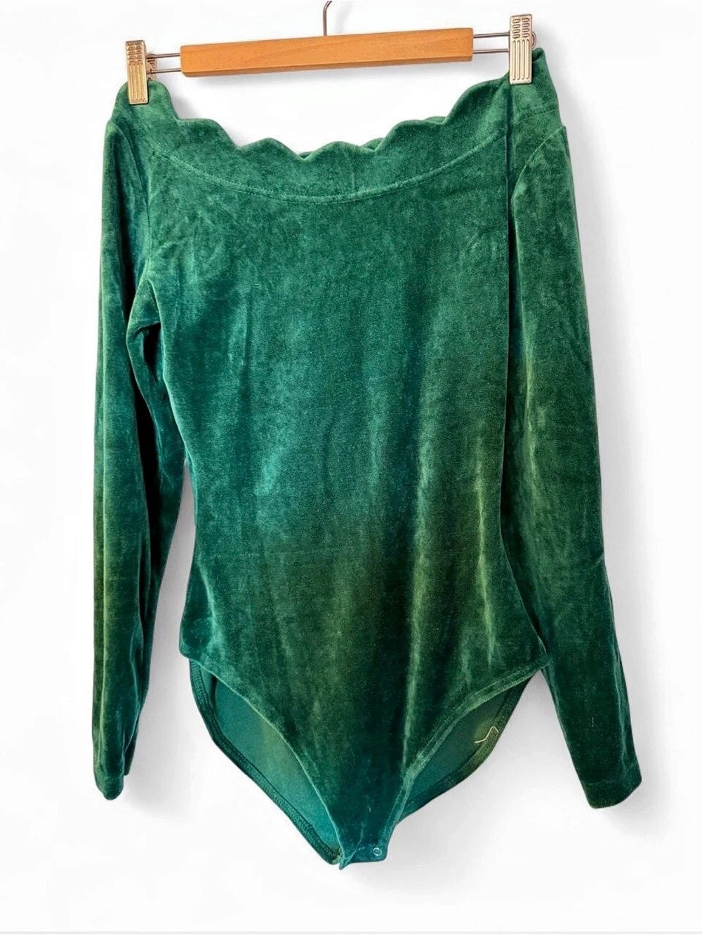 VTG Bodywear Bi Energie Long Sleeve Velvet Scalloped Bodysuit in Green Size M
